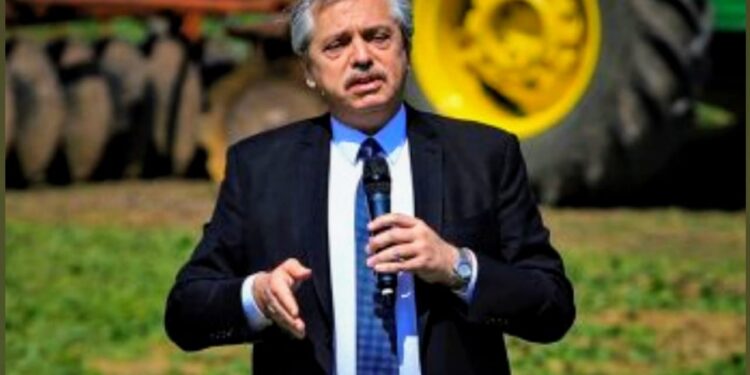 Repetimos el pasado: El presidente Alberto Fernández no descarta una nueva intervención a la exportación de granos y carnes.
