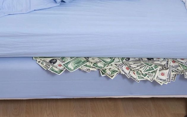 Para el INDEC, son 247.343 millones de dólares los que los argentinos «guardan debajo del colchón»