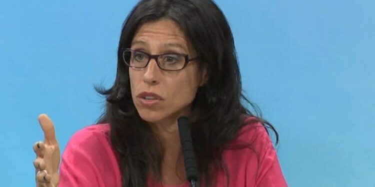 La secretaria de Comercio Interior advirtió que se están evaluando subas de retenciones, encajes y cupos a la exportación