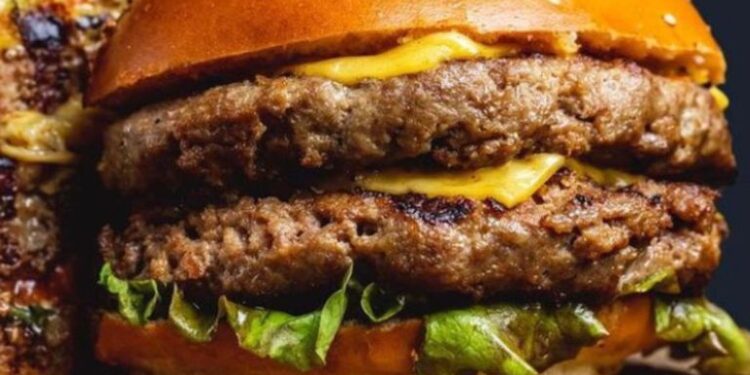 Un productor y un chef crearon una hamburguesa de carne de búfalo y ya es un éxito entre los clientes de la zona