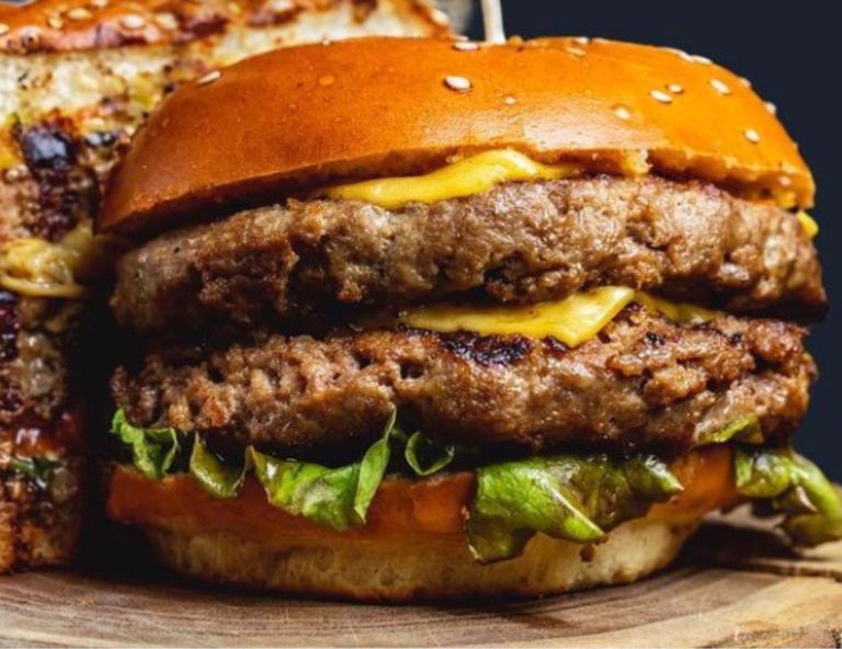 Un productor y un chef crearon una hamburguesa de carne de búfalo y ya es un éxito entre los clientes de la zona