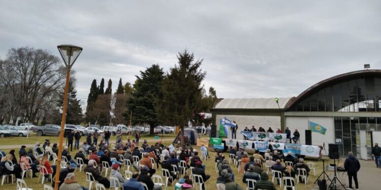 Productores reunidos piden un cambio en la política agropecuaria y el fin de las restricciones a la exportación de carnes