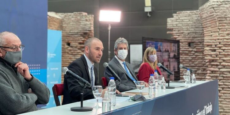 En un acto José Martins le reclamó por las exportaciones a Martín Guzmán