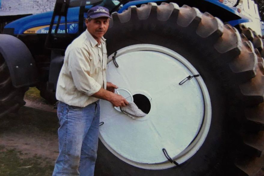 Un productor transformó un tractor en un lavarropas que funciona durante la siembra