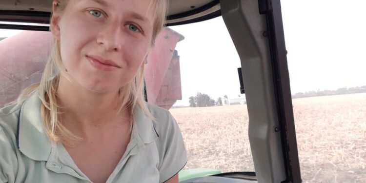 Una mujer tractorista de 26 años brinda capacitaciones para la conducción de maquinaria