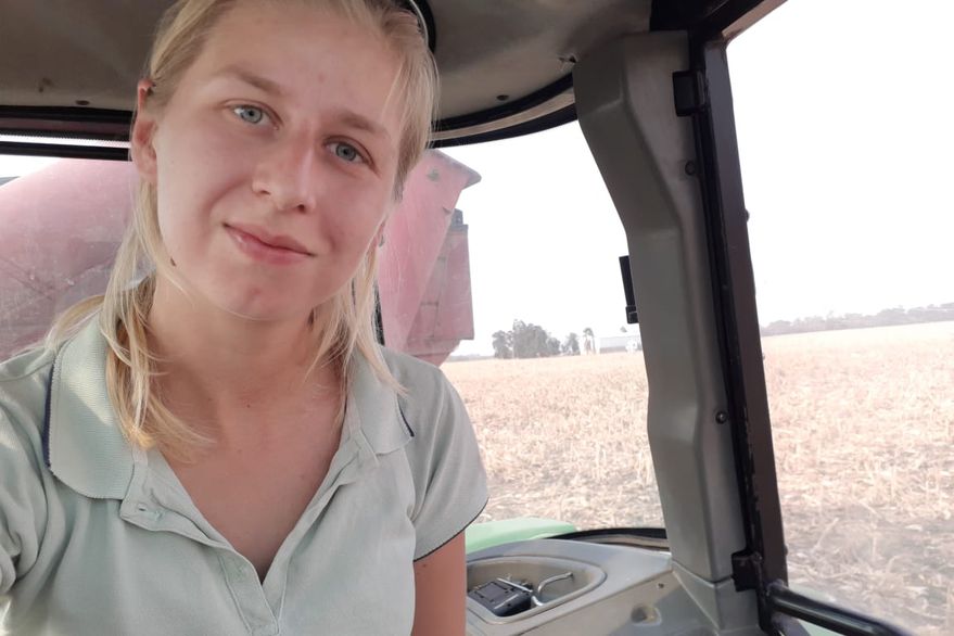 Una mujer tractorista de 26 años brinda capacitaciones para la conducción de maquinaria