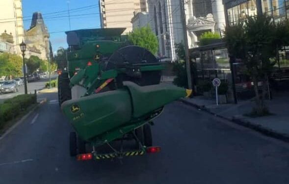 Viral: una cosechadora fue a parar por error al centro de una ciudad