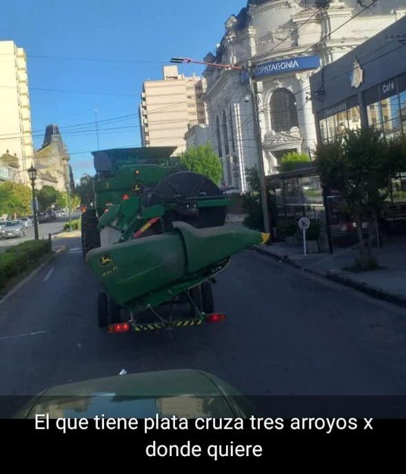 Viral: una cosechadora fue a parar por error al centro de una ciudad