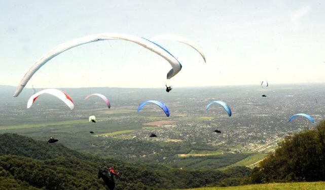 Voló en parapente a los 94 años para esparcir semillas de árboles en las yungas