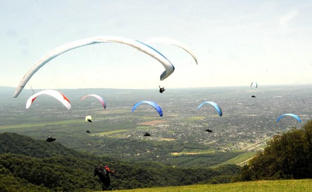 Voló en parapente a los 94 años para esparcir semillas de árboles en las yungas
