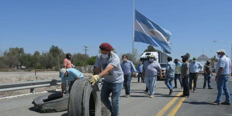 Productores salen a las rutas y buscan endurecer las medidas de protesta
