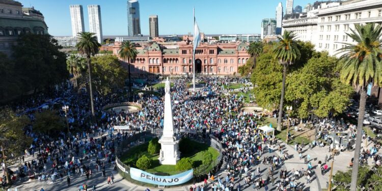 Una multitud de argentinos se manifestaron en Plaza de Mayo