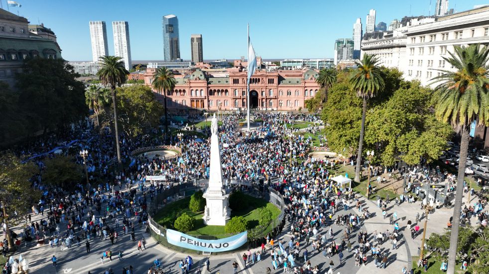 Una multitud de argentinos se manifestaron en Plaza de Mayo