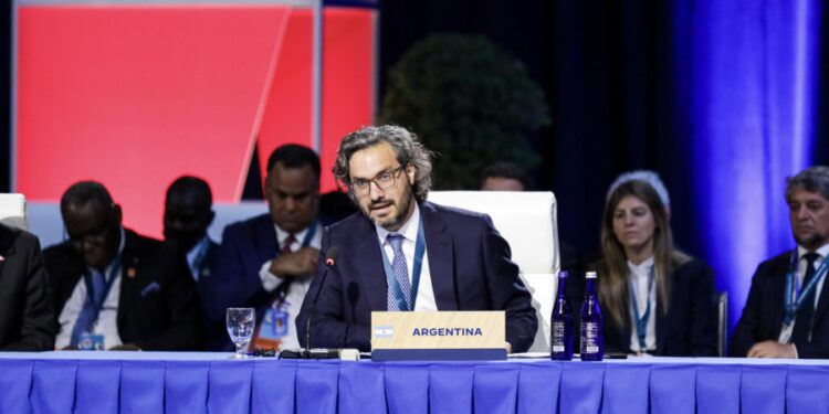 El gobierno argentino pide liberar el bloqueo económico a Cuba y Venezuela y se olvida de su país