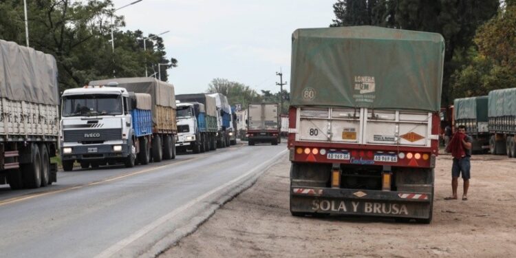 Continúa la protesta nacional por el gasoil: transportistas marchan hoy hacia el Obelisco