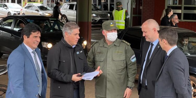 El titular de YPF viajó a la frontera para controlar el contrabando de gasoil