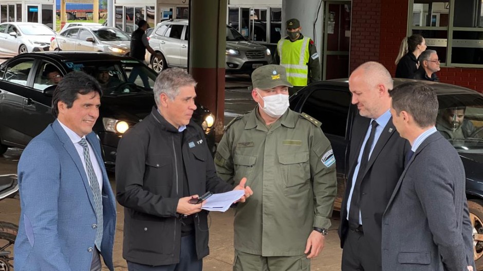 El titular de YPF viajó a la frontera para controlar el contrabando de gasoil