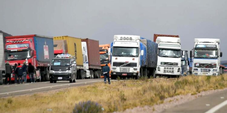 Paro total de transporte de cargas por la falta de gasoil y políticas federales