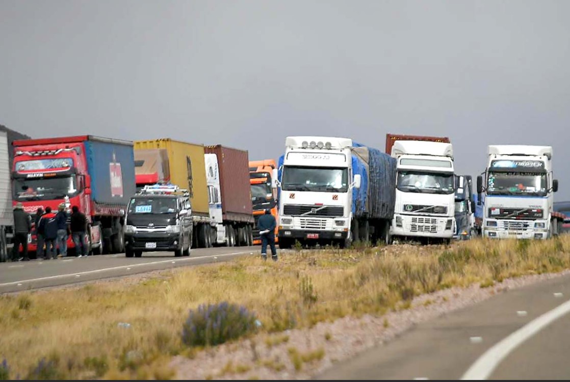 Paro total de transporte de cargas por la falta de gasoil y políticas federales
