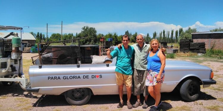 Hizo funcionar un auto solo a base de residuos secos