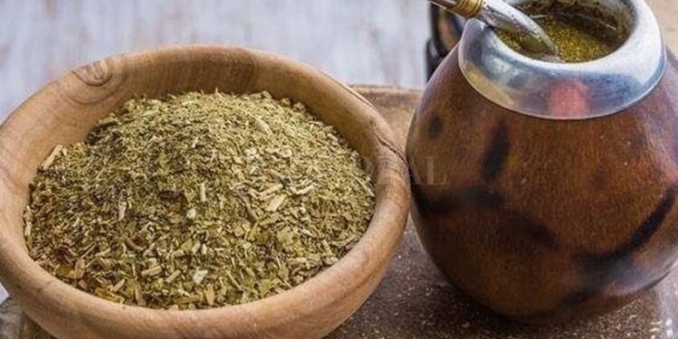 Grave denuncia por yerba adulterada que compra el gobierno para los sectores vulnerables