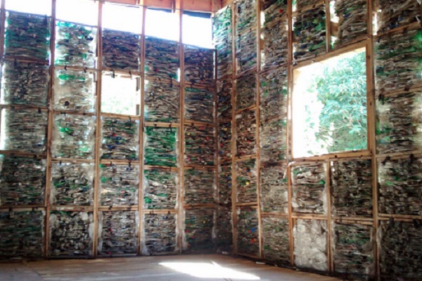 Un empresario construye casas recicladas para los más necesitados
