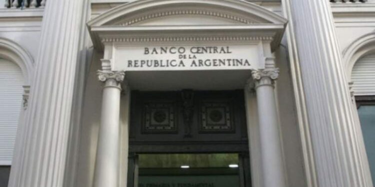 Nueva medida del Banco Central impide comprar dólares
