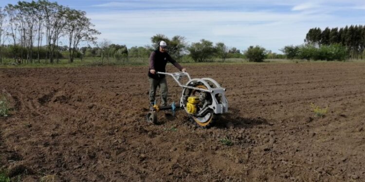 Presentaron a «Chango», un tractor multipropósito