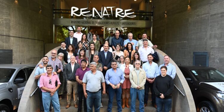 El Renatre entregó camionetas para fortalecer el trabajo rural