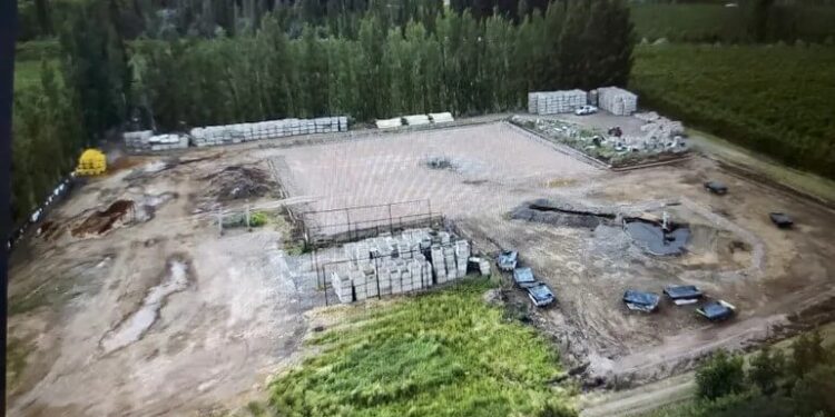 Fuerte denuncia de un productor de peras al que se le filtró petróleo en su campo