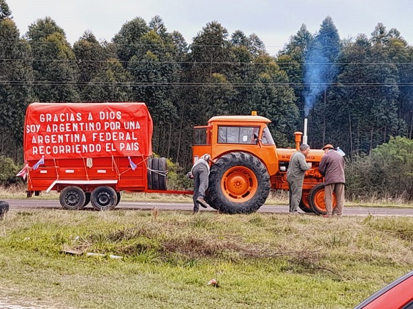 Recorre el país con su tractor para promover el federalismo en Argentina