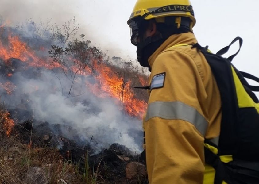 Una gran extensión de las Yungas es arrasada por el fuego