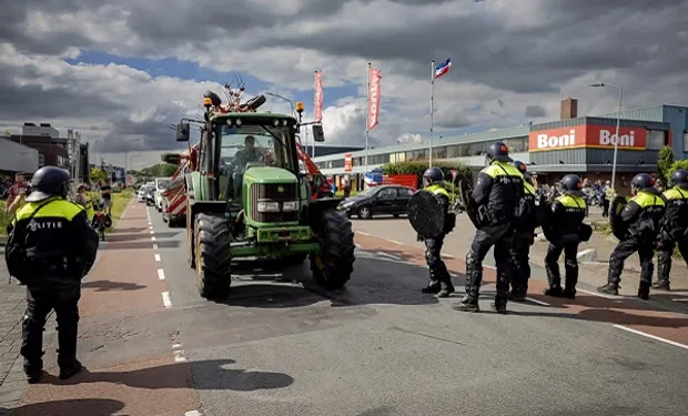 Protesta y represión en Holanda por el cierre de 3000 granjas