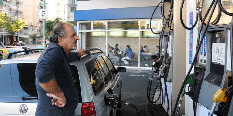 A partir de hoy la nafta y el gasoil subieron un 4%
