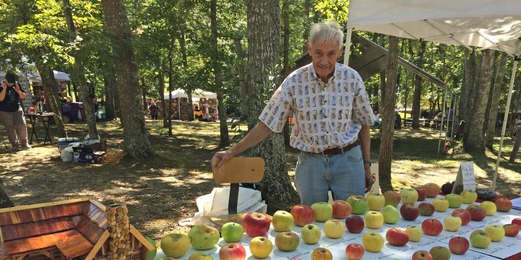 Un químico jubilado lleva recuperando más de mil variedades de manzanas perdidas