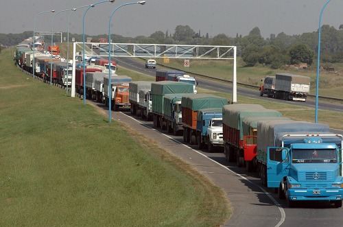 El gobierno creó una mesa de trabajo para frenar un paro de los transportistas de granos