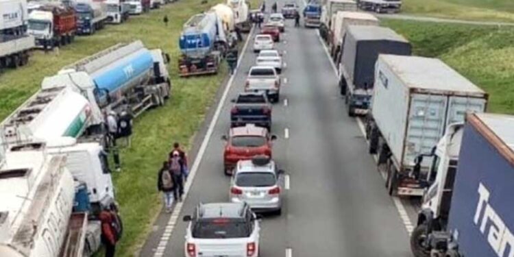 Se levantó la medida de fuerza de los transportistas y se creó una mesa de diálogo