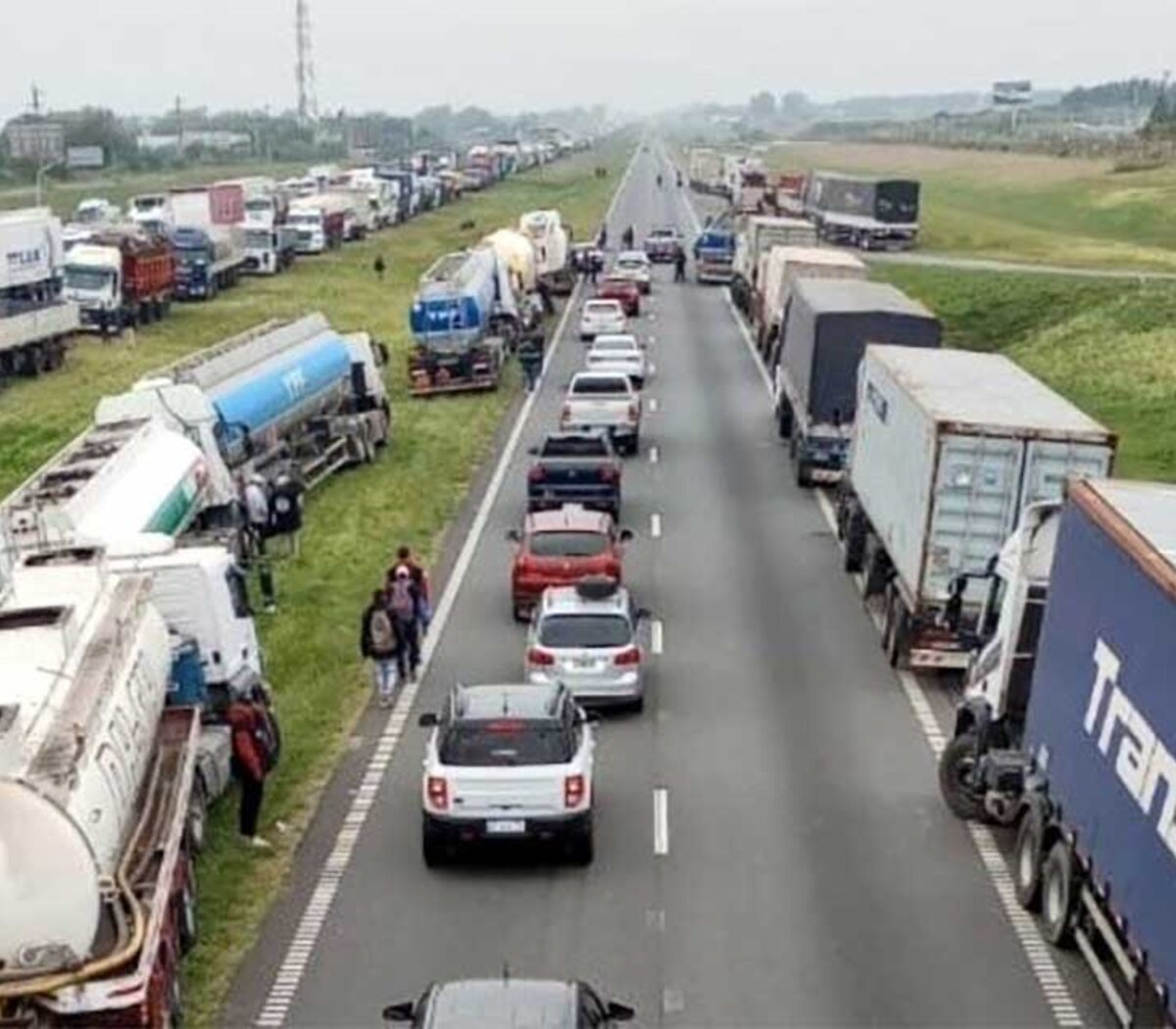 Se levantó la medida de fuerza de los transportistas y se creó una mesa de diálogo