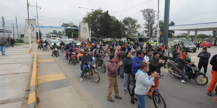 Paritarias en el sector azucarero: paro con internas y expulsión de un dirigente