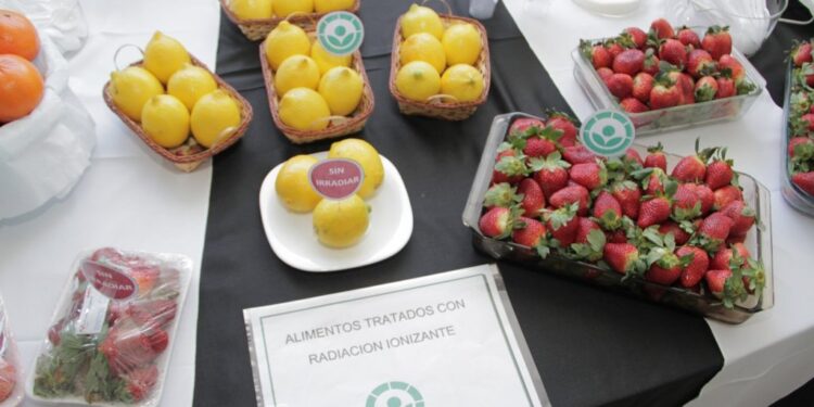 El Senasa autorizó el uso de la irradiación para neutralizar las plagas cuarentenarias en las frutas