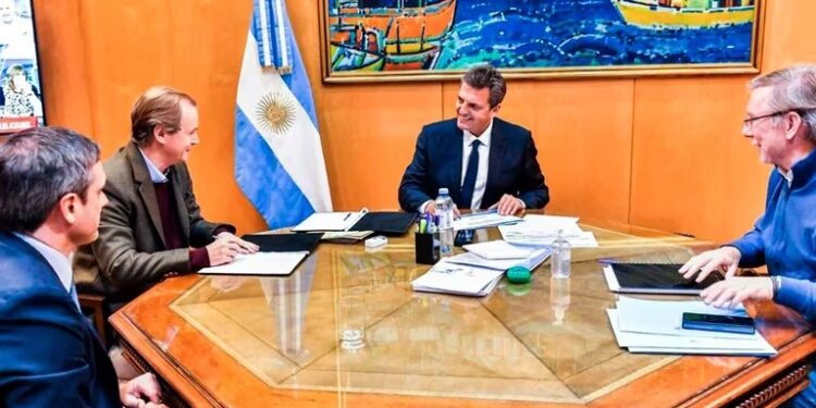 El gobierno firmó convenios con Entre Ríos y La Pampa por casi $1.200 millones para asistir a productores