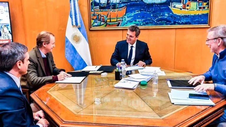 El gobierno firmó convenios con Entre Ríos y La Pampa por casi $1.200 millones para asistir a productores