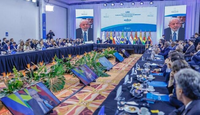 Cumbre del Mercosur: Fernández, Lula y Abdo Benítez firmaron el documento final, pero Lacalle Pou lo rechazó
