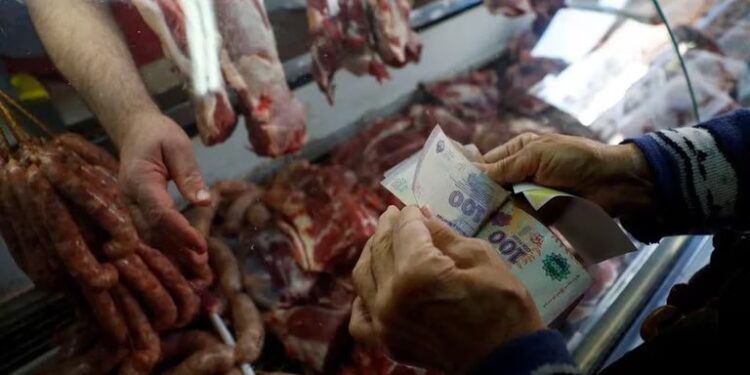 El secretario de Agricultura aclaró que no cerrarán las exportaciones de carne mientras negocian un tope a los aumentos de precios