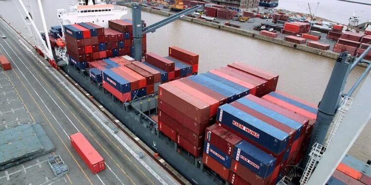 Preocupación: sorpresa porque bajaron de un barco un contenedor con leche en polvo listo para exportar