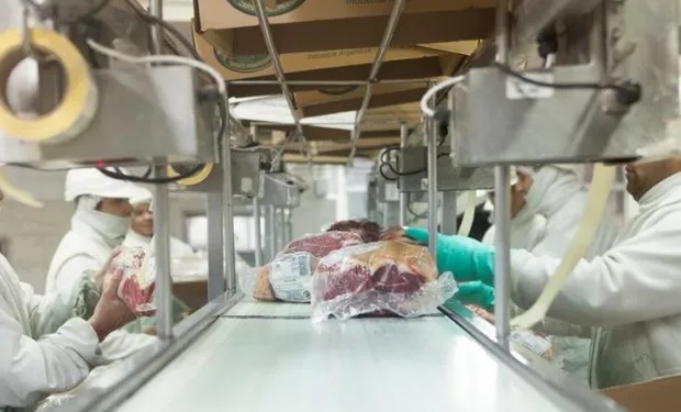 La exportación de carne en la mira: La Aduana suspendió por 45 días a un importante frigorífico