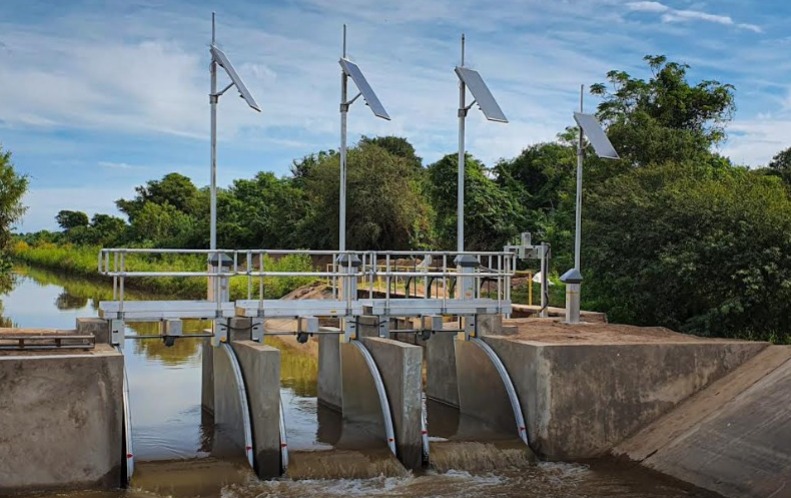 Riego automatizado en canales agrícolas: la tecnología de compuertas que ayudó a Australia a superar la “sequía del milenio” ya está presente en Argentina