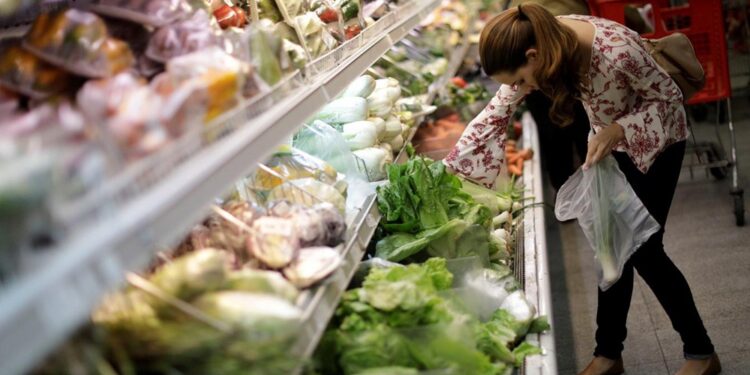 La economía, a la deriva: la inflación anual de los alimentos superó el 150%