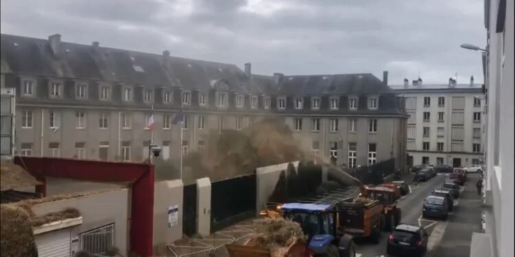 Productores franceses tiran estiércol a edificios de gobierno contra la suba de impuestos