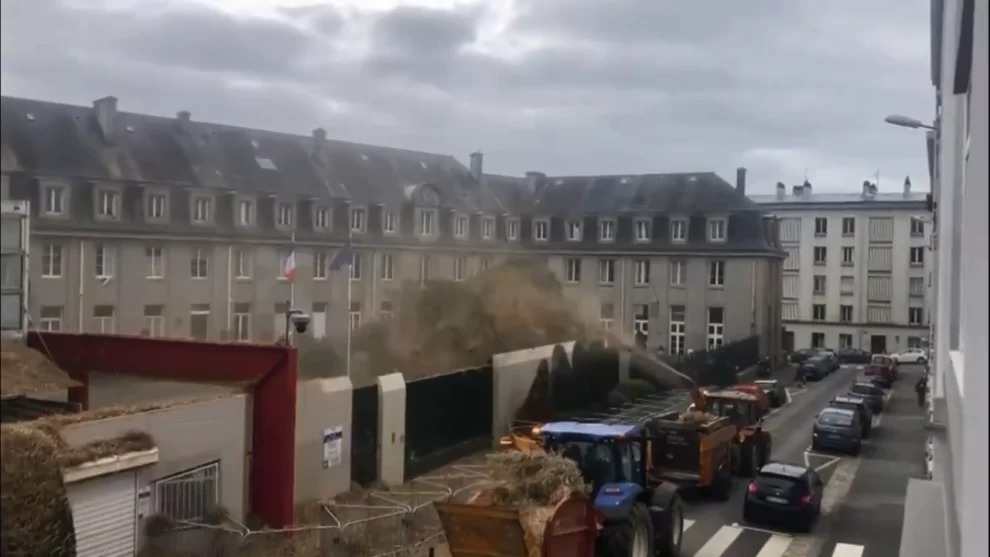 Productores franceses tiran estiércol a edificios de gobierno contra la suba de impuestos